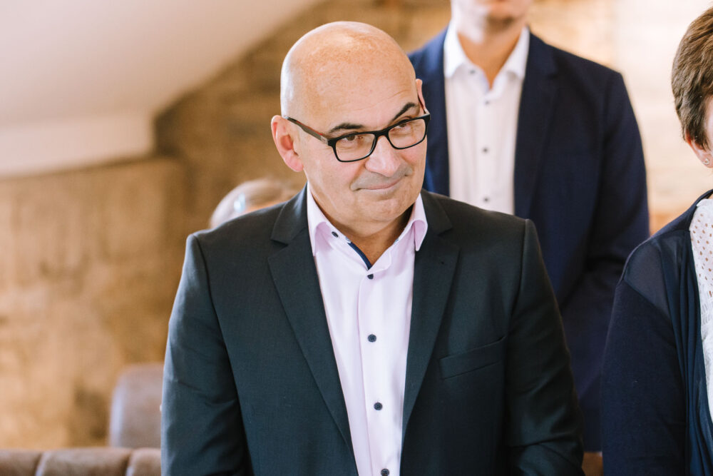 Hochzeitsfotograf Sauerland Meinerzhagen Hochzeit anzug mint brautpaarshooting meinerzhagen miriam folak lennestadt hochzeitsbahnhof ambientetrauung standesamt 180