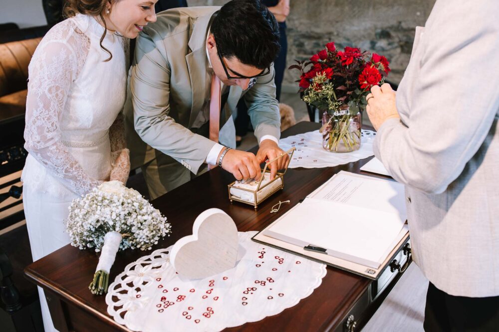 Hochzeitsfotograf Sauerland Meinerzhagen Hochzeit anzug mint brautpaarshooting meinerzhagen miriam folak lennestadt hochzeitsbahnhof ambientetrauung standesamt 181