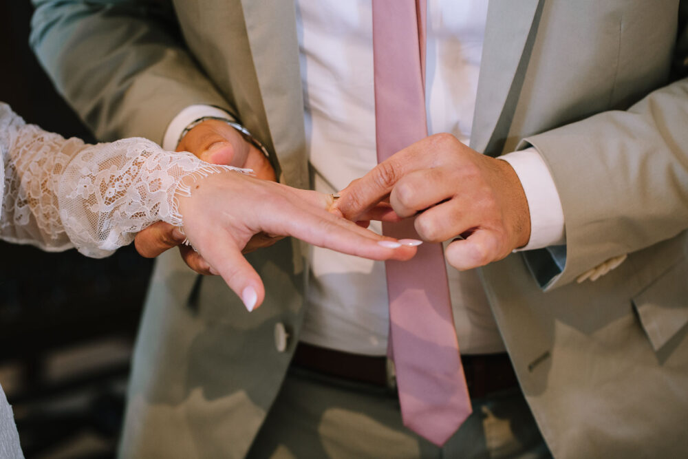 Hochzeitsfotograf Sauerland Meinerzhagen Hochzeit anzug mint brautpaarshooting meinerzhagen miriam folak lennestadt hochzeitsbahnhof ambientetrauung standesamt 183