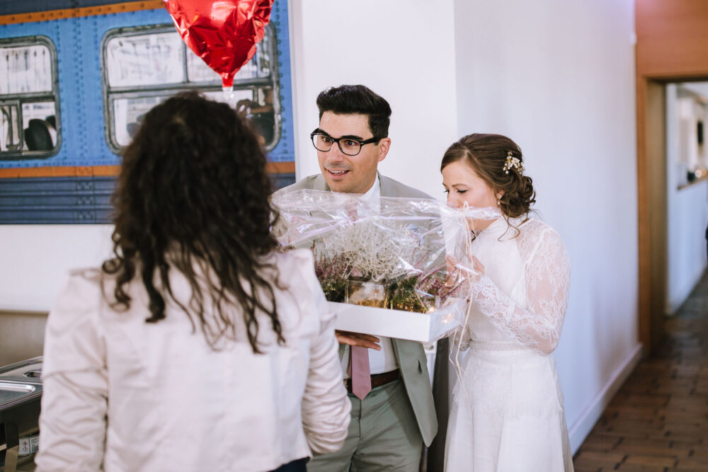 Hochzeitsfotograf Sauerland Meinerzhagen Hochzeit anzug mint brautpaarshooting meinerzhagen miriam folak lennestadt hochzeitsbahnhof ambientetrauung standesamt 235
