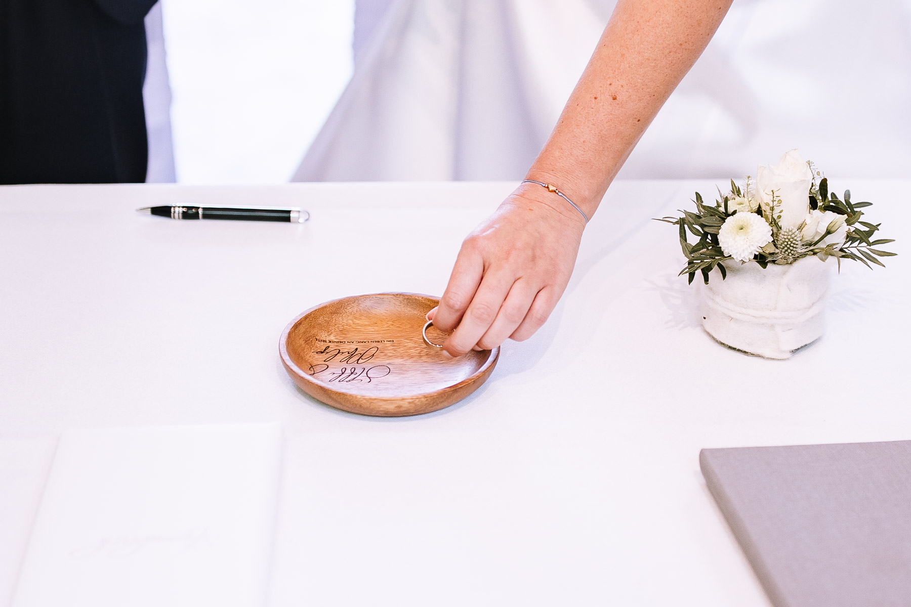 Hochzeitsfotografin Sauerland hochzeitsfotograf ruhrgebiet confideum voshoevel hochzeit niederrhein miriam folak hochzeitsfotografin nrw hochzeitsreportage ambientetrauung 272