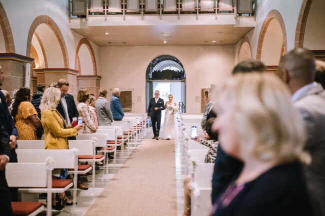 Hochzeitsfotografin sauerland sportalm gipfelglueck luedenscheid hochzeitsfotograf ruhrgebiet heiraten in den bergen gaudistuben jesus christus kirche meinerzhagen 314