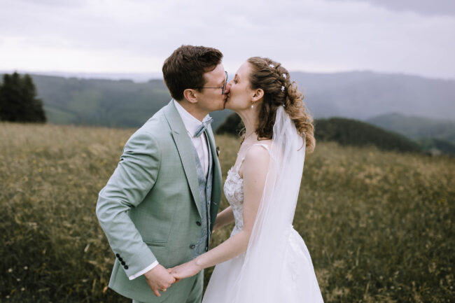 steinbergs wildewiese freie trauung hochzeitsfotografin sauerland skihuette hofolpe kirche st antonius hochzeitslocation nrw ruhrgebiet gut ahe friggen (1010)