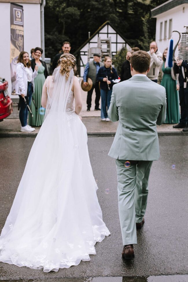 steinbergs wildewiese freie trauung hochzeitsfotografin sauerland skihuette hofolpe kirche st antonius hochzeitslocation nrw ruhrgebiet gut ahe friggen (567)
