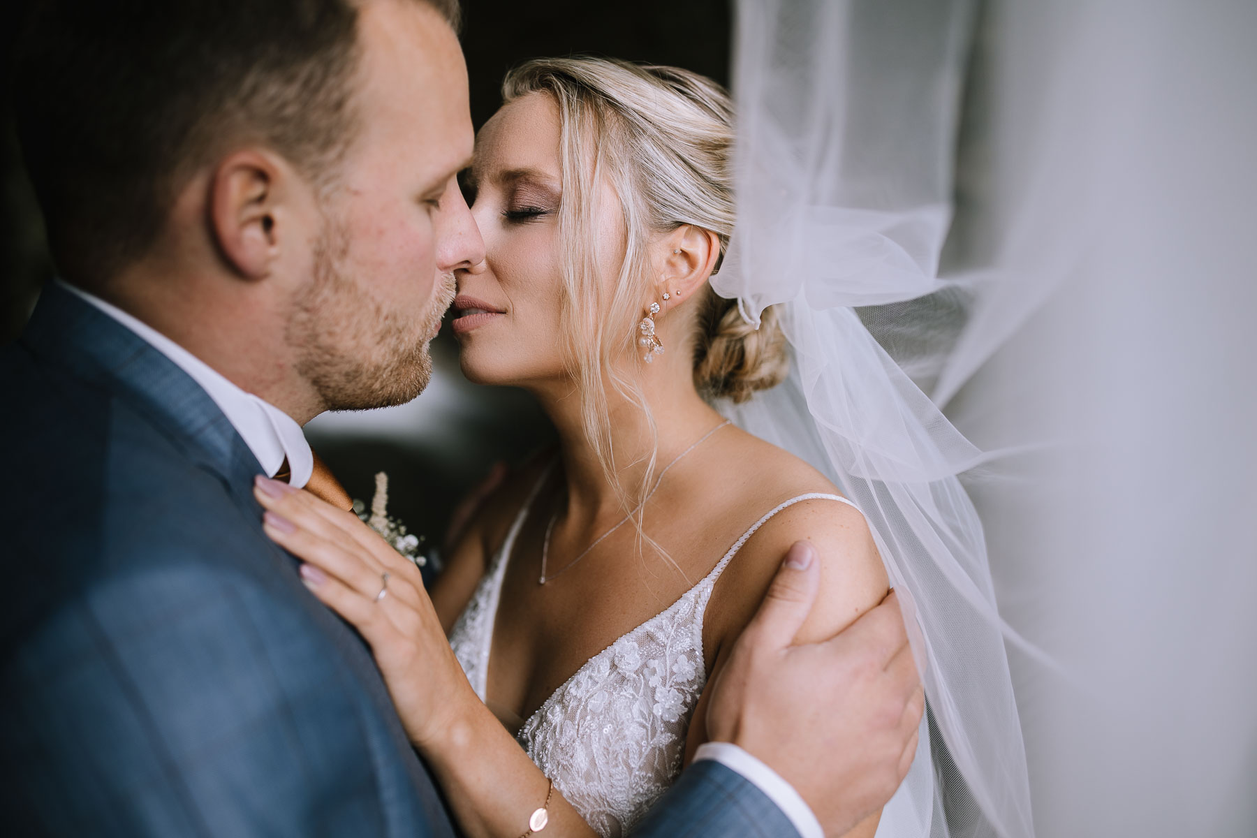 Hotel Sportalm Gipfelglück Lüdenscheid – Miriam Folak Fotografie Brautpaarshooting bei Regen in der Sportalm Gipfelglück Lüdenscheid – moderne Hochzeitslocation im Sauerland, fotografiert von Miriam Folak Hochzeitsfotograf sauerland