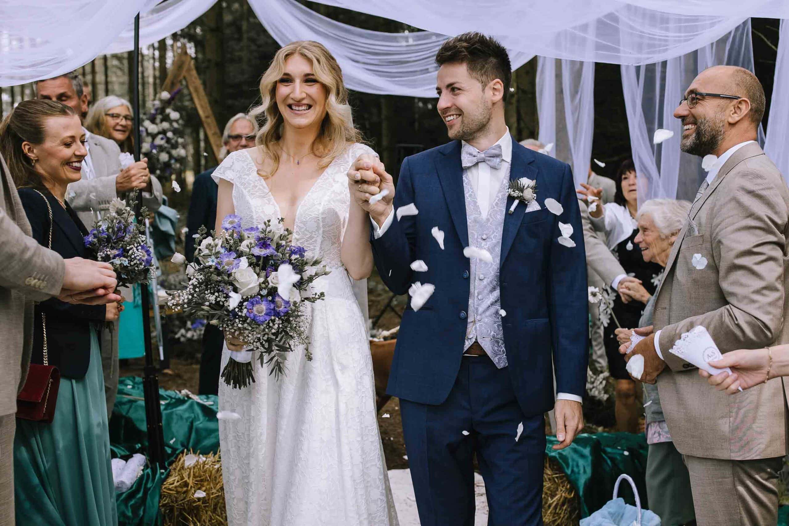 Brautpaar beim Auszug auf Gut Ahe Friggen in Kirchhundem – Hochzeitslocation im Sauerland, fotografiert von Hochzeitsfotografin Miriam Folak Hochzeitsfotograf Sauerland