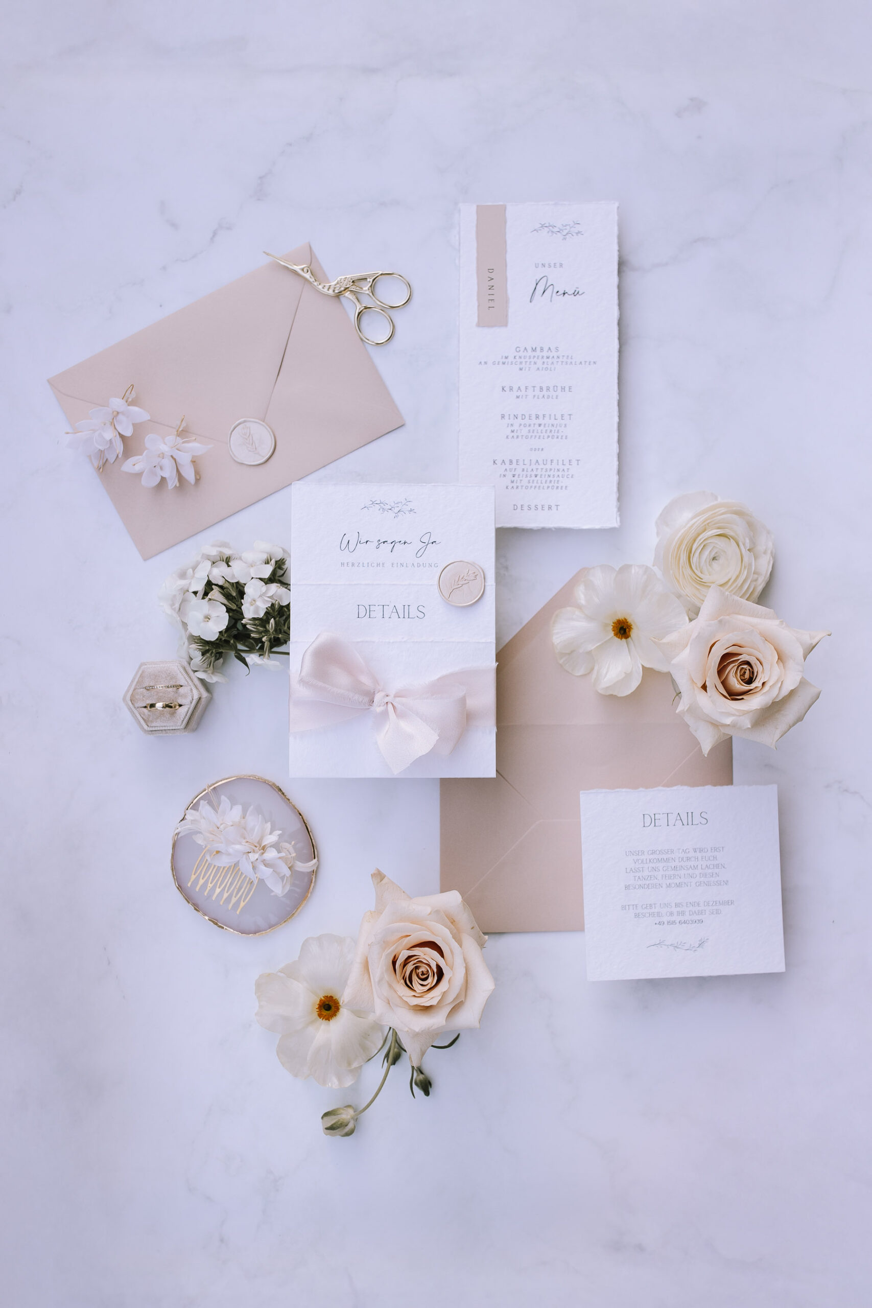 Detailfoto einer Hochzeitseinladung - Hochzeitsreportage