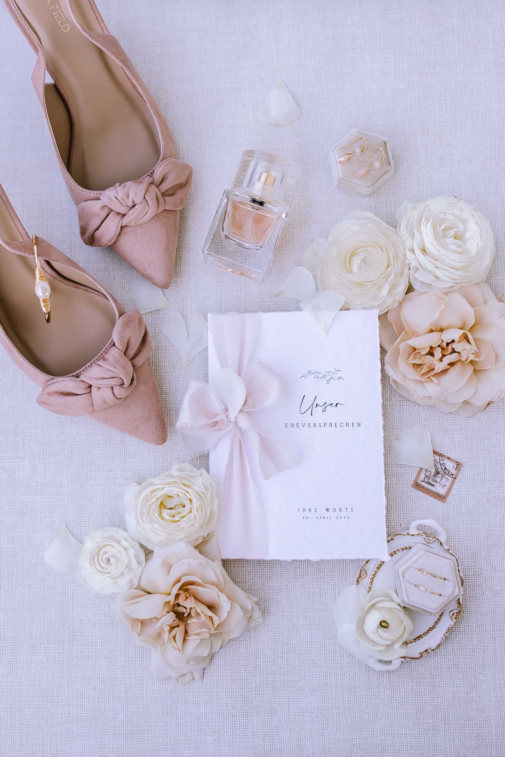 Flatlay Hochzeitseinladungen Brautschmuck