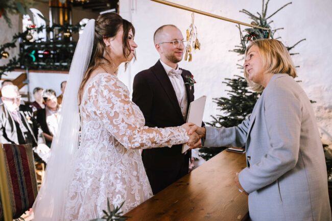 Brennerei rönsahl kierspe hochzeitslocation nrw sauerland hochzeitsfotografin meinerzhagen winterhochzeit weihnachtshochzeit (525)